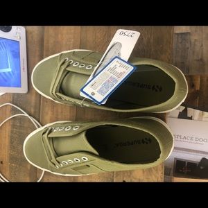 Superga women’s size 8.5 olive canvas sneakers
